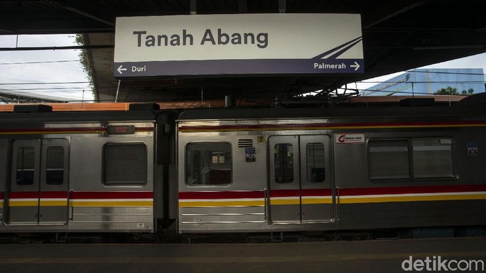 KRL tak akan berhenti di Stasiun Tanah Abang pada pukul 15.00 hingga 19.00 WIB. Kebijakan ini diputuskan imbas kerumunan di Pasar Tanah Abang akhir pekan lalu.