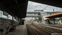 Kebijakan ini dilakukan untuk menekan laju penyebaran COVID-19. Sebab, kepadatan penumpang di Stasiun Tanah Abang menjelang masa larangan mudik Lebaran tahun ini terus meningkat.