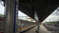 VP Corporate Secretary KAI Commuter, Anne Purba menyebut KAI Commuter juga terus menyosialisasikan kebijakan tersebut melalui Petugas Pelayanan KRL (PPK), petugas informasi di stasiun maupun spanduk di stasiun. Selain itu petugas di stasiun alternatif juga akan ditambah sebagai antisipasi meningkatnya pengguna KRL. Evaluasi juga akan dilakukan berkala mengenai kebijakan ini.