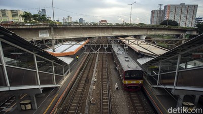 Begini Sepinya Stasiun Tanah Abang Usai Jam Operasional Dibatasi
