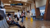 Adapun jenis penerbangan yang diperbolehkan seperti penerbangan operasi logistik, penerbangan militer dan penerbangan umum non mudik. Bandara tidak pernah mudik, namun mereka yang bisa terbang adalah yang telah melengkapi persyaratan, ujarnya. Sejauh ini, kata dia, belum ada penumpang yang melakukan pembatalan penerbangan. Menurutnya, maskapai penerbangan sudah mewanti-wanti terkait transaksional penerbangan di masa larangan mudik.