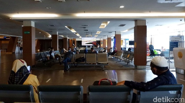 Arus mudik terlihat di sejumlah stasiun hingga bandara menjelang lebaran. Lantas bagaimana situasi arus mudik di Bandara Husein Sastranegara Bandung?