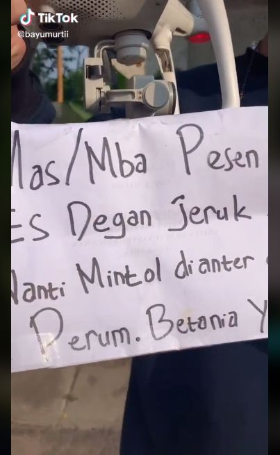 Canggih! Pria Ini Beli Es Kelapa untuk Buka Puasa pakai Drone