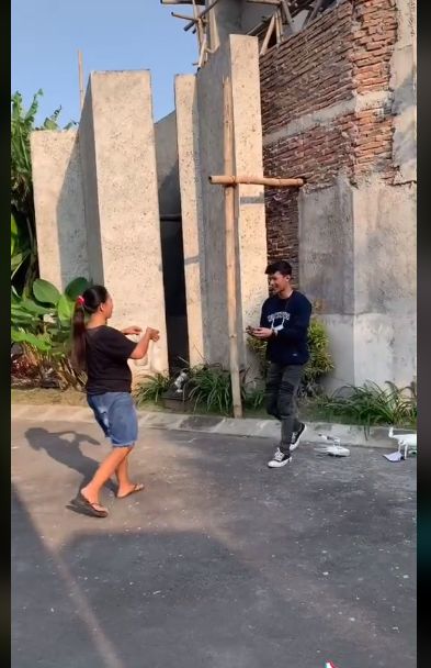 Canggih! Pria Ini Beli Es Kelapa untuk Buka Puasa pakai Drone