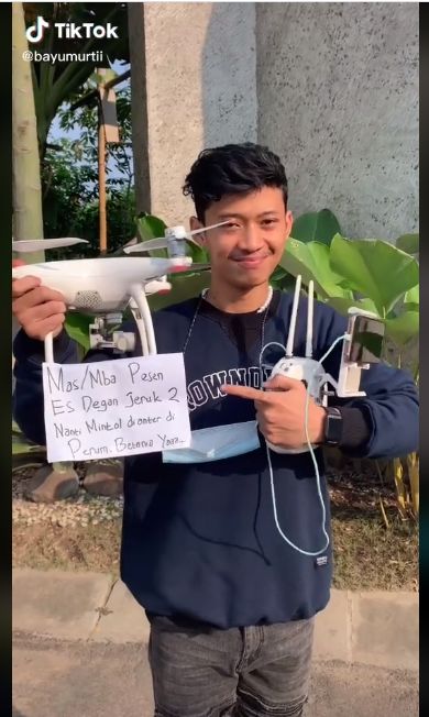 Canggih! Pria Ini Beli Es Kelapa untuk Buka Puasa pakai Drone