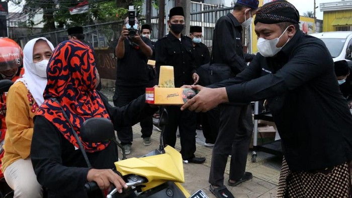 Pengurus Pencak Silat NU, Pagar Nusa, bagikan takjil dan paket makanan berbuka untuk pengguna jalan. Paket makanan itu diharapkan dapat bantu masyarakat sekitar