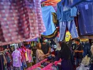Jelang Lebaran, Warga Solo Barter Pakaian di Komunitas Joli Jolan