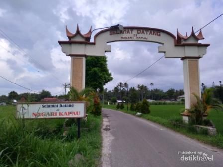 Gerbang penanda masuk Nagari Kapau