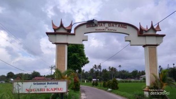 Gerbang penanda masuk Nagari Kapau