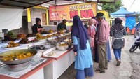 Pembeli mulai berdatangan, mencari hidangan untuk berbuka puasa