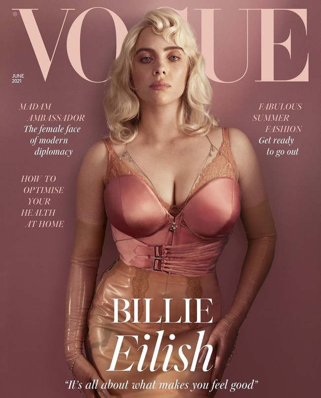 Billie Eilish bergaya glamor klasik Hollywood untuk majalah Vogue Inggris. Beda dari penampilan biasanya, penyanyi 19 tahun ini tampil seksi. Foto: Instagram/@billieeilish
