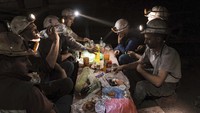 Para penambang Bosnia tengah berbuka puasa, Kamis 29 April 2021 lalu.