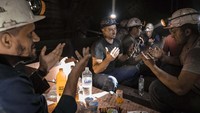 Tidak lupa mereka berdoa terlebih dahulu sebelum menyantap makanan.