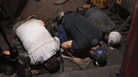 Mereka juga tetap taat beribadah meski dengan kondisi terbatas.