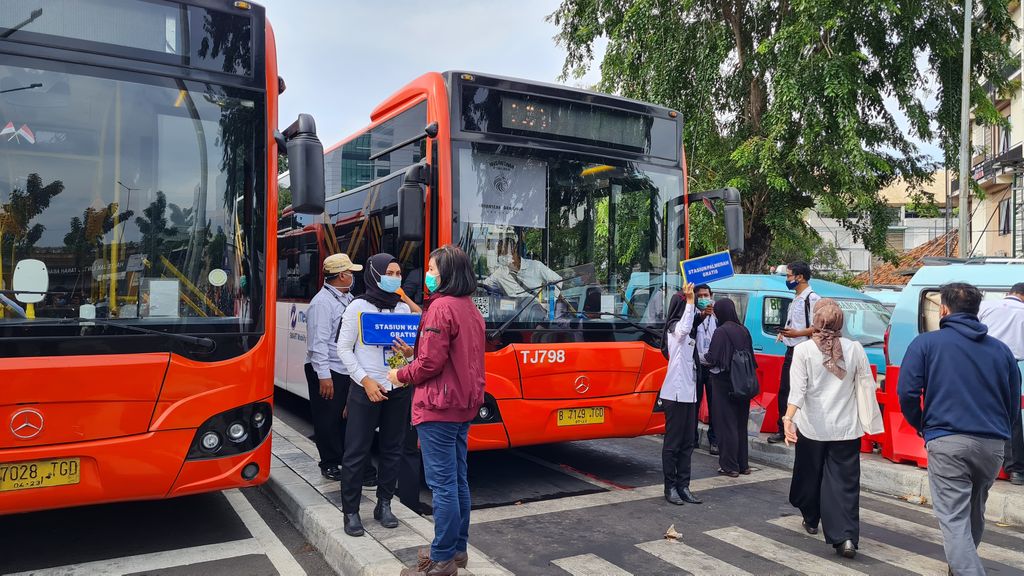 Bus gratis disediakan dari Stasiun Tanah Abang (Farih-detikcom)