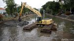 Cegah Pendangkalan, Kali Ciliwung Kembali Dikeruk