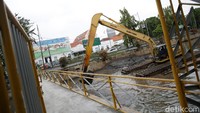 Selain itu untuk mencegah pendangkalan kali karena endapan lumpur.