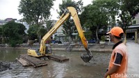 Petugas melakukan pengerukan Kali Ciwilung di Kawasan Pasar Baru, Jakarta, Senin (3/5/2021).