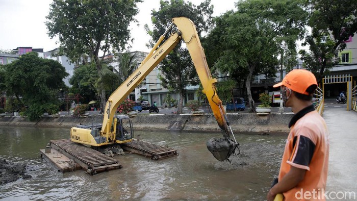 Cegah Pendangkalan, Kali Ciliwung Kembali Dikeruk Pengerukan kembali dilakukan pada Kali Ciwilung di Kawasan Pasar Baru, Jakarta, Senin (3/5/2021). Pengerukan ini guna mencegah pendangkalan.