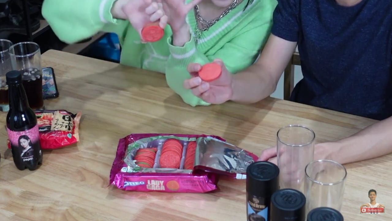 YouTuber Ini Coba Pepsi 'Blackpink' hingga Oreo 'Lady Gaga', Gimana Rasanya?