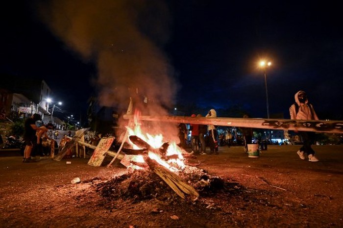 Demostrators make a vigil for fellow demonstrators who died, disappeared or were wounded in the past days protests against a tax reform bill launched by President Ivan Duque in Cali, Colombia, on May 2, 2021. - Colombian President Ivan Duque asked the parliament to withdraw a tax reform bill that triggered four consecutive days of protests and riots and announced he will propose a new tax bill reform soon to the congress. (Photo by Luis ROBAYO / AFP)