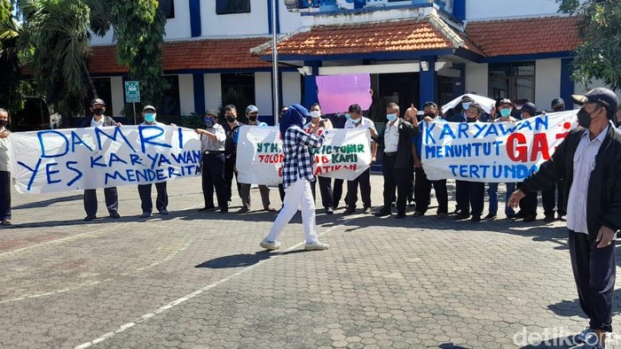 8 Bulan Gaji Belum Terbayar Karyawan Damri Surabaya Demo