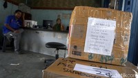 Masyarakat mengirim hadiah ke kampung sebagai pengganti silaturahmi ke orang tua atau sanak saudara karena adanya larangan mudik.