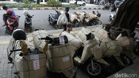 Pengiriman sepeda motor lewat kereta juga meningkat.