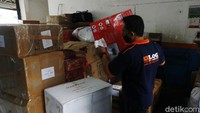 Di tengah larangan mudik Lebaran 2021, bisnis pengiriman barang justru meraup untung besar.