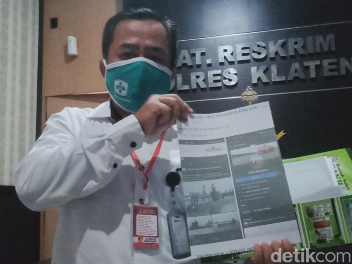 Direktur Utama RSCH Klaten, Joko Susanto menunjukkan foto status dan profil penghujat KRI Nanggala-402 di Polres Klaten, Senin (3/5/2021).