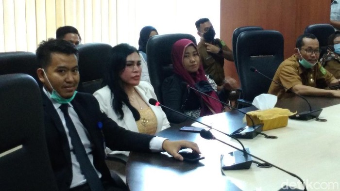 DPRD Medan mempertemukan Ratu Entok dengan pengurus PPNI Medan. DPRD Medan berharap kasus dugaan ujaran kebencian yang dilakukan Ratu Entok diselesaikan secara damai (Datuk Haris/detikcom)