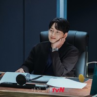 Inilah sosok suami yang bikin penonton drama Korea Mine geram. Lee Hyun Wook tengah menjadi sorotan dengan aksinya sebagai Han Ji Yong. Ia menyembunyikan identitas ibu kandung putranya dan membohongi Lee Bo Young untuk kepentingannya. Foto: dok. tvN