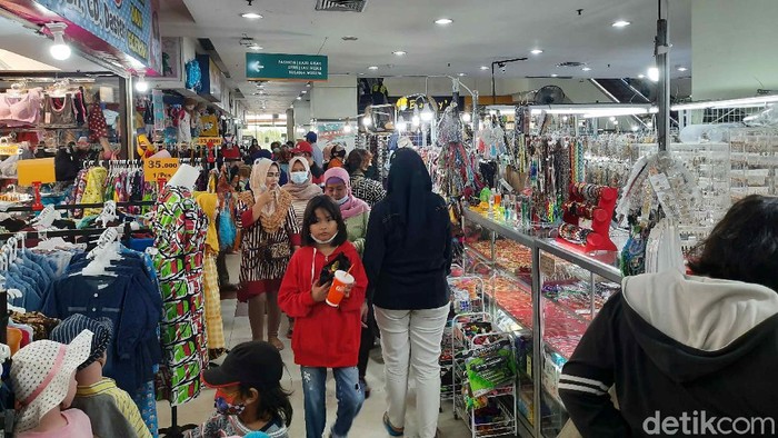Hari Raya Idul Fitri sebentar lagi. Warga Surabaya mulai mengunjungi pusat-pusat perbelanjaan untuk mencari pakaian Lebaran.