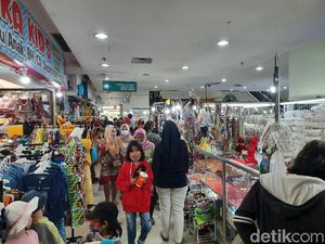 Warga Surabaya Mulai Berburu Diskon di DTC Wonokromo