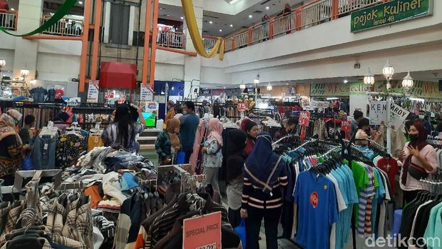 Hari Raya Idul Fitri sebentar lagi. Warga Surabaya mulai mengunjungi pusat-pusat perbelanjaan untuk mencari pakaian Lebaran.