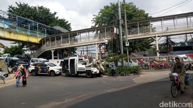 Dua Mobil Dishub dikerahkan menutup Jl Kebon Jati Tanah Abang Jakpus