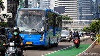 Pemotor menggunakan jalur sepeda untuk menghindari kemacetan jam berangkat kerja di jalur kendaraan bermotor. 