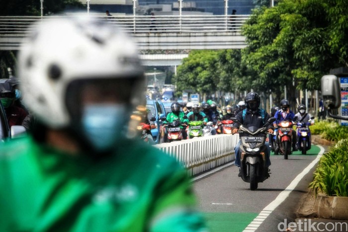 Jalur sepeda di Jakarta belum benar-benar steril. Jalur sepeda masih saja diserobot oleh kendaraan lain.