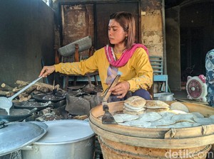 Empuk Gurih Serabi Khas Ponorogo dengan Topping Parutan Kelapa