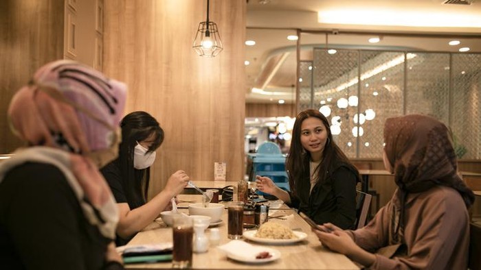 Etiket saat bukber Viral Bukber Tak Ada yang Datang, Ini 4 Etiket yang Harus Diperhatikan