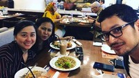 Tak hanya keren saat berakting, Evan ternyata seringkali makan bersama sahabat terdekatnya. Foto: Instagram@iam.evansanders