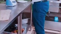 Disela-sela kesibukannya, Evan juga tak sungkan untuk memasak makanannya sendiri saat jeda syuting berlangsung. Foto: Instagram@iam.evansanders