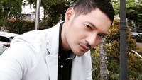 Evan Sanders, aktor tampan kelahiran Biak ini tengah ramai diperbincangkan terkait perannya sebagai Nino dalam sinetron Ikatan Cinta. Foto: Instagram@iam.evansanders