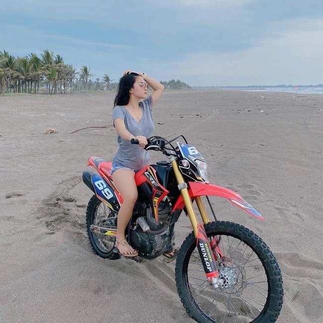 Tak hanya sebagai aktris, Ghina ternyata juga seorang YouTuber. Punya lebih dari 216 ribu subscriber, wanita tersebut sering mengunggah konten prank. Foto: Instagram @ghinakamillaa