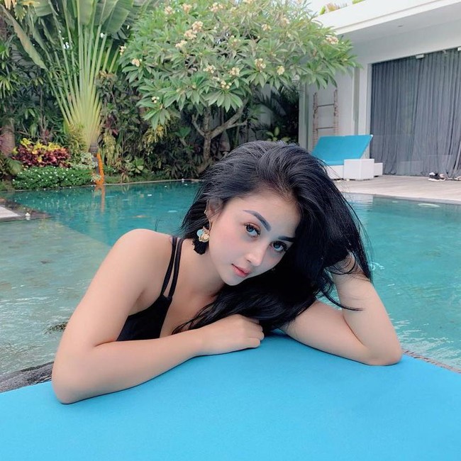 Ia pun terlihat pernah berkolaborasi dengan pemain Preman Pensiun Toni di akun Caky Boy. Foto: Instagram @ghinakamillaa