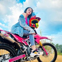 Dalam berbagai postingan, Ghina kerap berpose dengan motor trail-nya yang berwarna pink. Ia pun kerap tampil serba pink dengan jaket dan helm bernuansa serupa. Foto: Instagram @ghinakamillaa