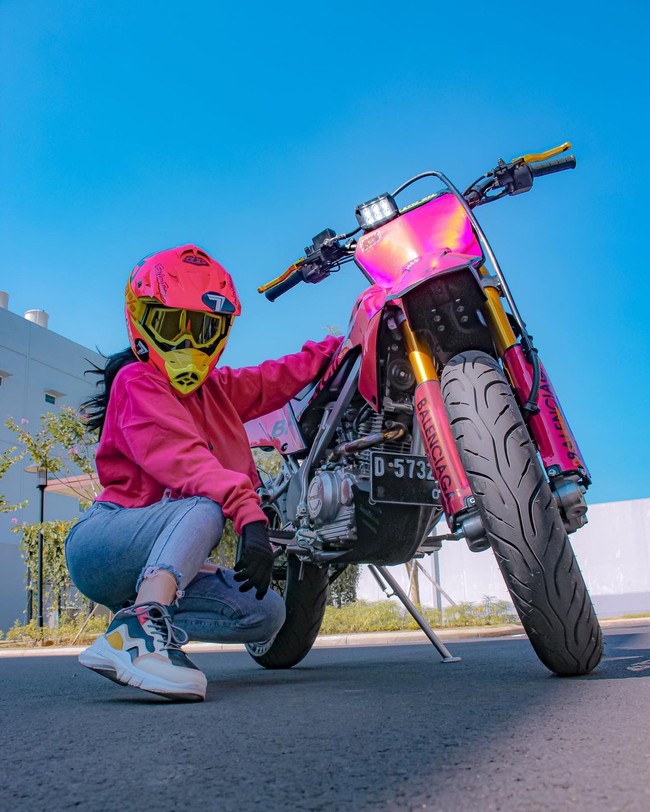 Lagi seneng memotoran, ungkap Ghina mengenai hobinya itu. Foto: Instagram @ghinakamillaa