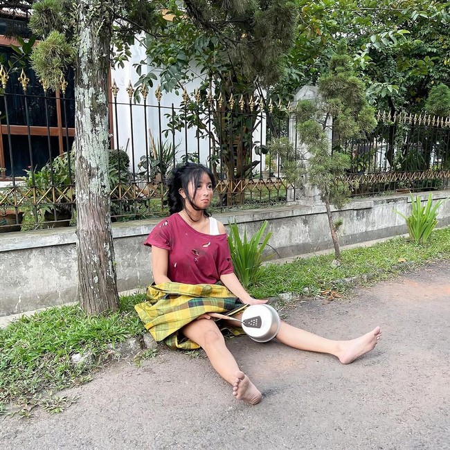 Berbeda dengan perannya yang polos, Gina Kamilla tampil seperti selebgram kekinian di Instagram. Ia kerap memamerkan gayanya saat OOTD, berenang, hingga main motor. Foto: Instagram @ghinakamillaa