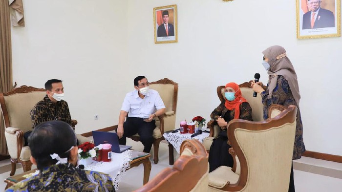 Gubernur Jawa Timur Khofifah Indar Parawansa bersama tim riset vaksin Merah Putih Universitas Airlangga (Unair) bertemu Menteri Koordinator Bidang Kemaritiman dan Investasi (Menko Marves) Luhut Binsar Pandjaitan. Pertemuan ini membahas pengembangan vaksin Merah Putih Unair.