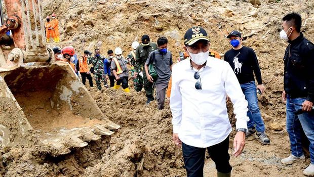Gubsu Edy saat meninjau lokasi longsor di Tapanuli Selatan (dok BNPB)